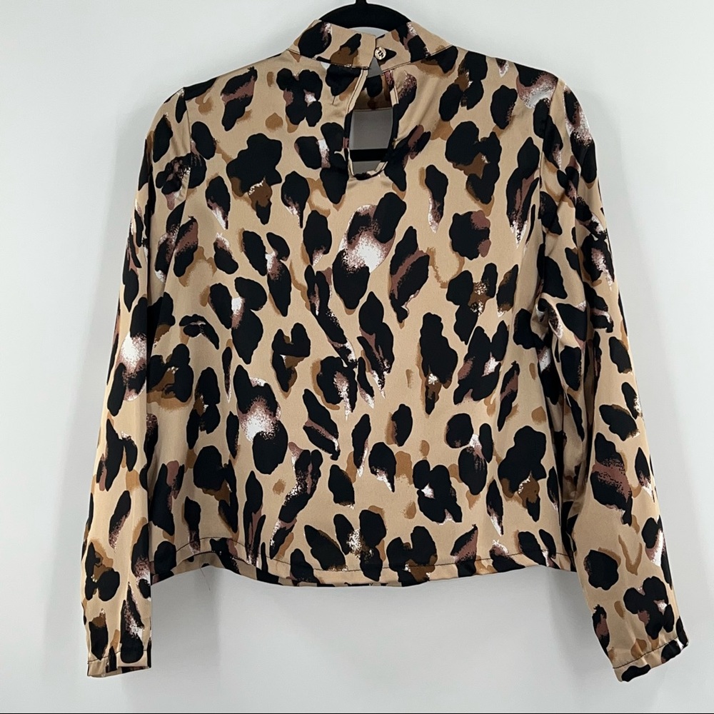 PrettyLittleThing Tan Silky Leopard Print Choker Detail Blouse - Picture 5 of 8